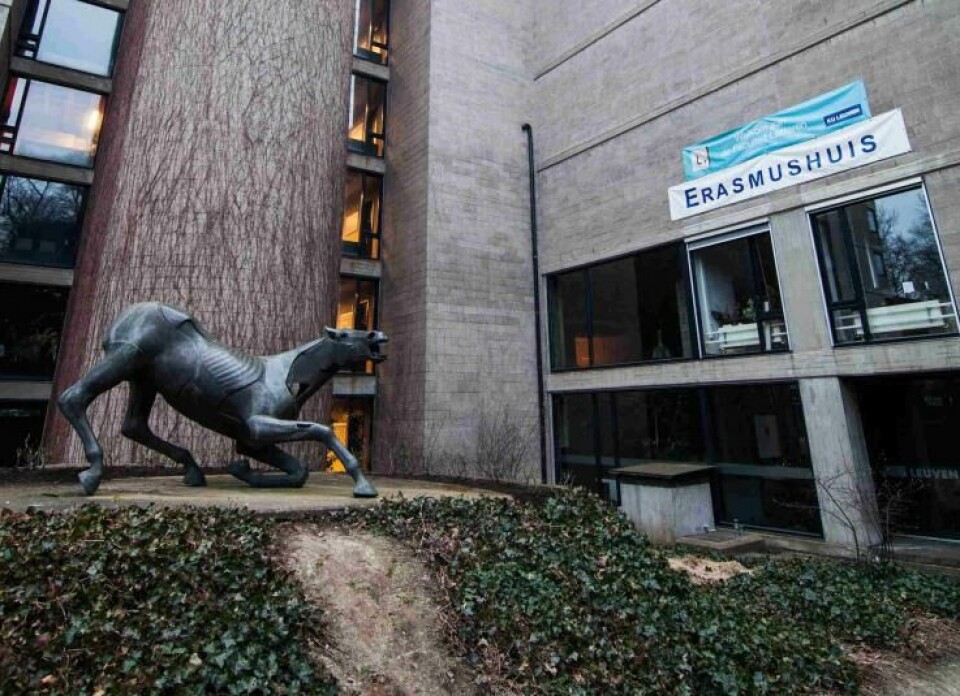 En plots stapt de decaan op