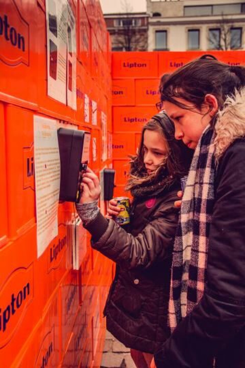 Leuvense studenten bouwen grootste pop-up escaperoom ter wereld ... uit bakken Ice Tea