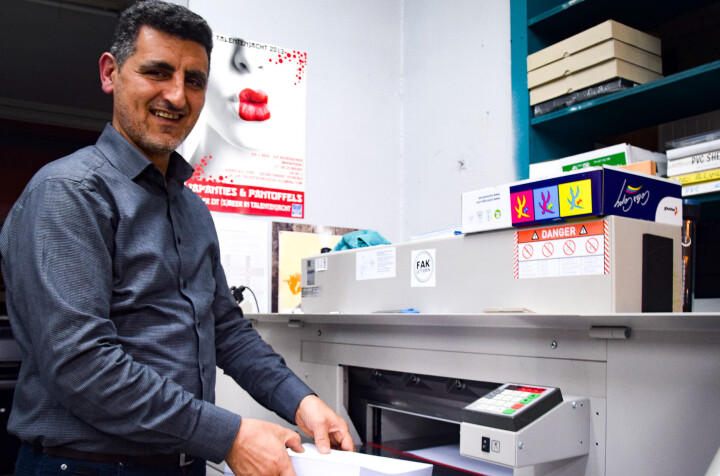 Moussa aan het werk in zijn printshop in de Tiensestraat. Moussa aan het werk in zijn printshop in de Tiensestraat.