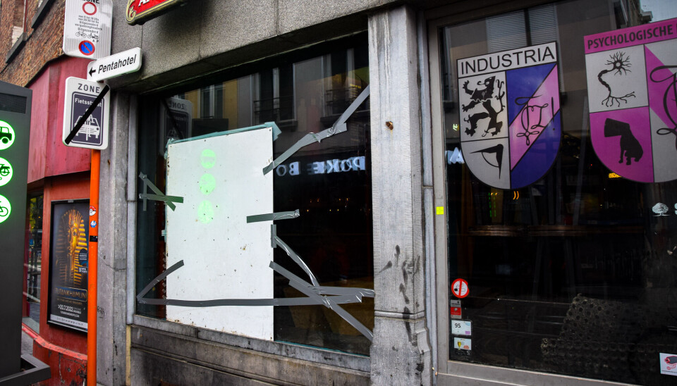 Bezoeker fakbar Recup slaat ruit in