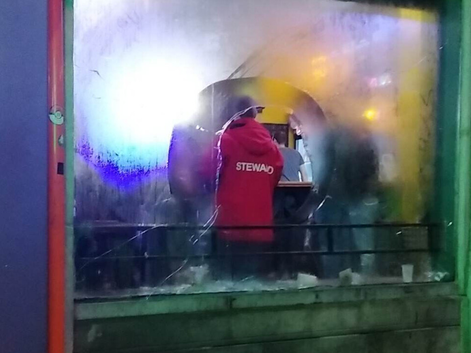 Bezoeker fakbar Recup slaat ruit in
