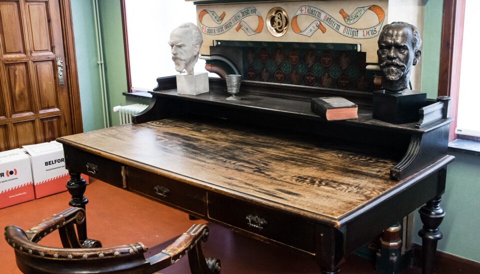 Husserls originele schrijftafel en stoel Husserls originele schrijftafel en stoel