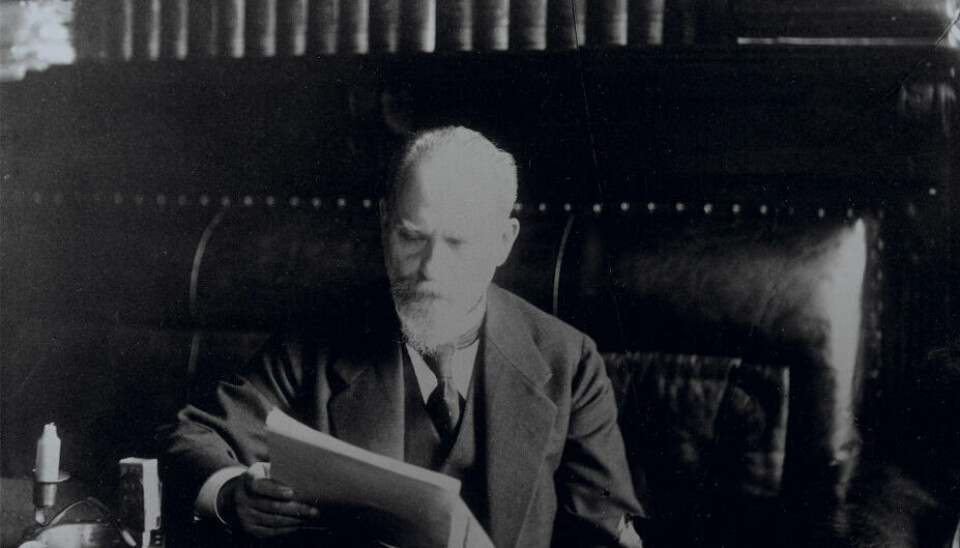 Husserl met op de achtergrond zijn filosofische bibliotheek