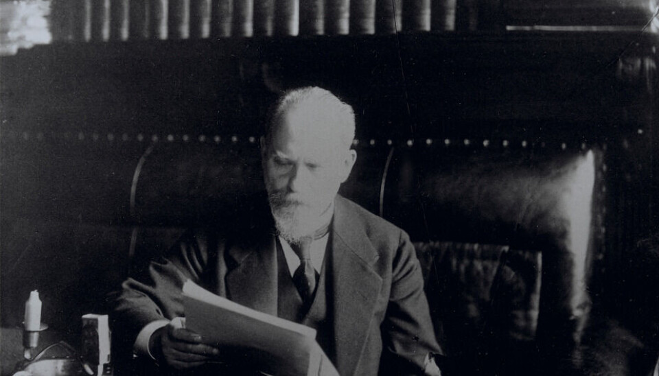 Husserl met op de achtergrond zijn filosofische bibliotheek Husserl met op de achtergrond zijn filosofische bibliotheek