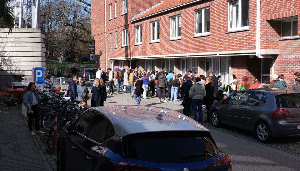 Een lange wachtrij voor een pand van Kotlink. Een lange wachtrij voor een pand van Kotlink.
