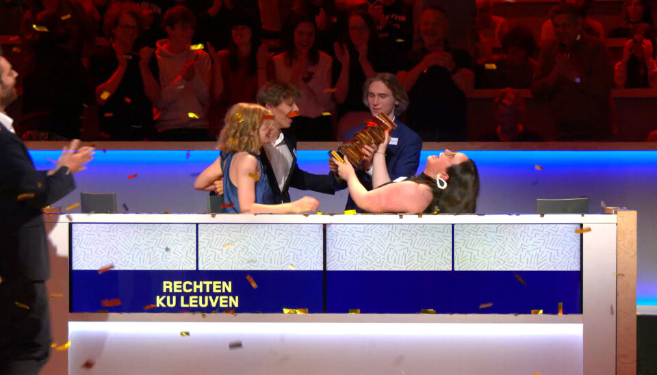 De winnende ploeg kreeg de Campus Cup overhandigd. De winnende ploeg kreeg de Campus Cup overhandigd.