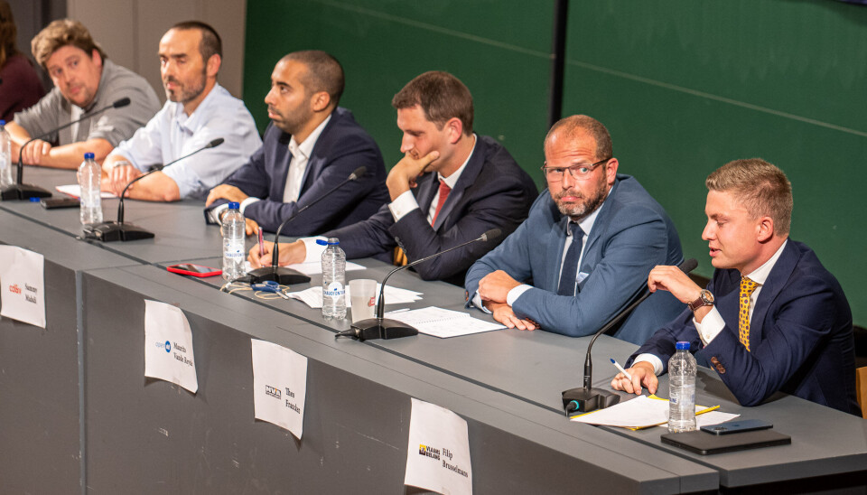 Er leek bij het publiek wat metaalmoeheid te ontstaan ten aanzien van de steeds wederkerende standpunten van de verschillende partijen, die ondertussen al welbekend zijn. Er leek bij het publiek wat metaalmoeheid te ontstaan ten aanzien van de steeds wederkerende standpunten van de verschillende partijen, die ondertussen al welbekend zijn.