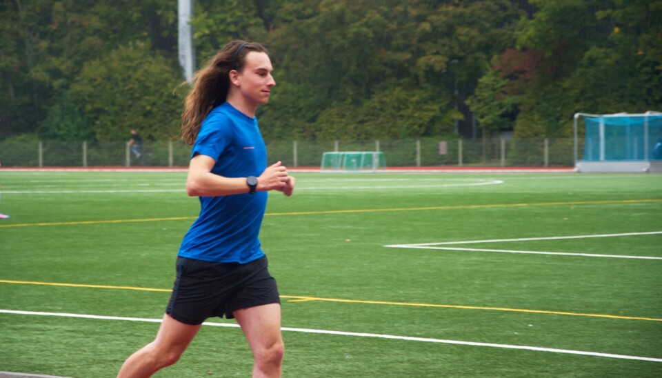 De totale afstand die Max zal lopen, bedraagt meer dan twee marathons. De totale afstand die Max zal lopen, bedraagt meer dan twee marathons.