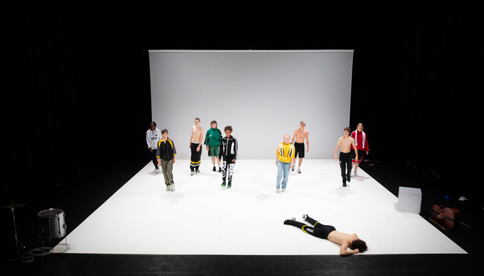 De voorstelling illustreert via dans de tweestrijd in het hoofd van de nieuwe generatie jongens.