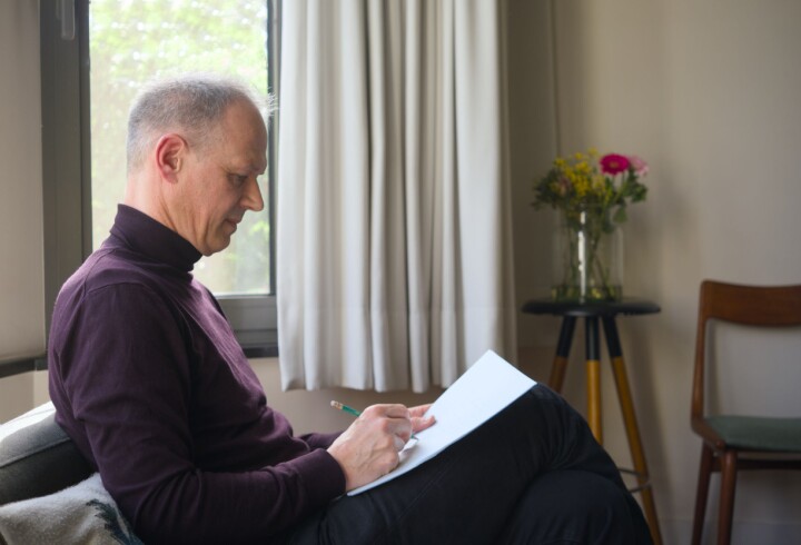 'Ik schrijf al sinds mijn 25ste ideeën op, om ooit te gebruiken in een roman.'