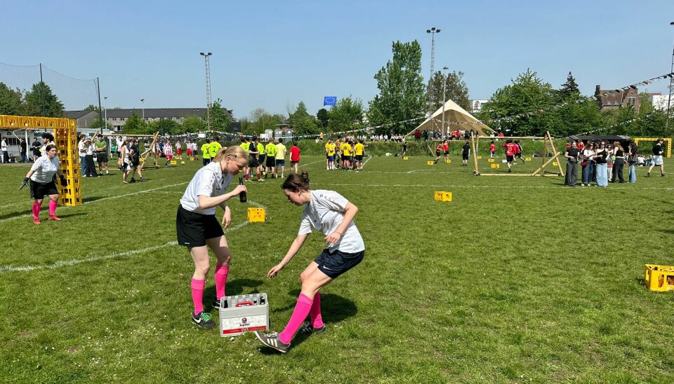 Wie tijdens het voetballen een bak bier raakt, moet een pintje leegdrinken.