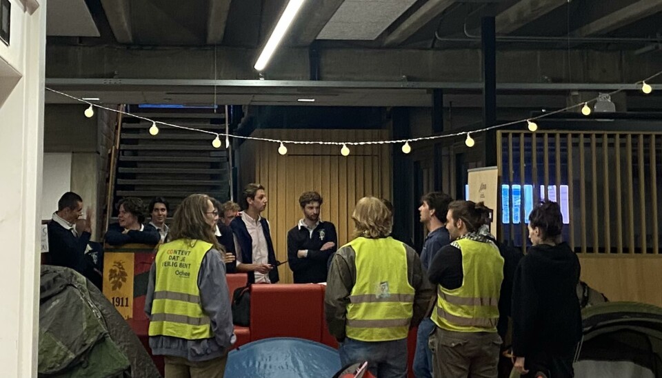 Moeder Payottenland bezoekt De Valk 3 met vlaggenvaandel en wapenschild.