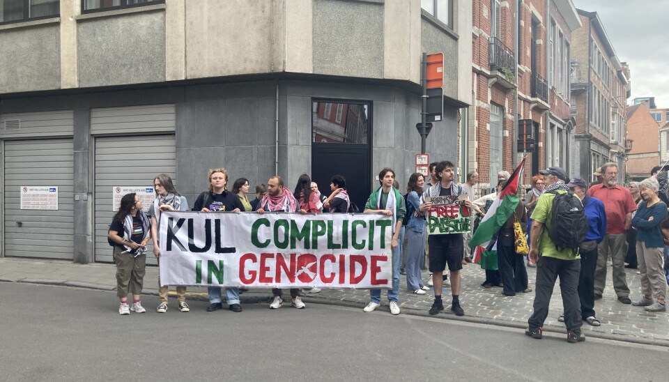Vooraf aan de zitting verzamelden zich enkele tientallen protesteerders aan de rechtbank.