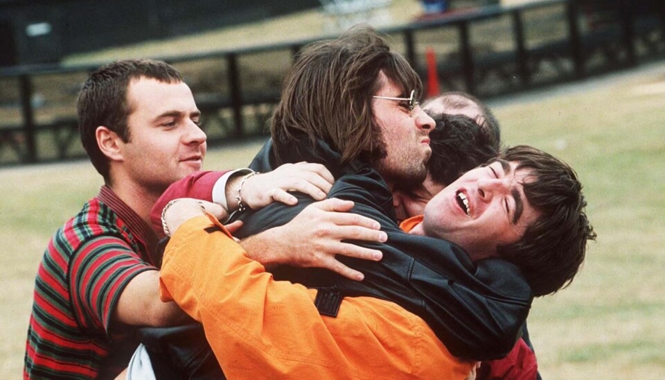 De band bij de voorbereiding van hun historische concertreeks op Knebworth in 1996.