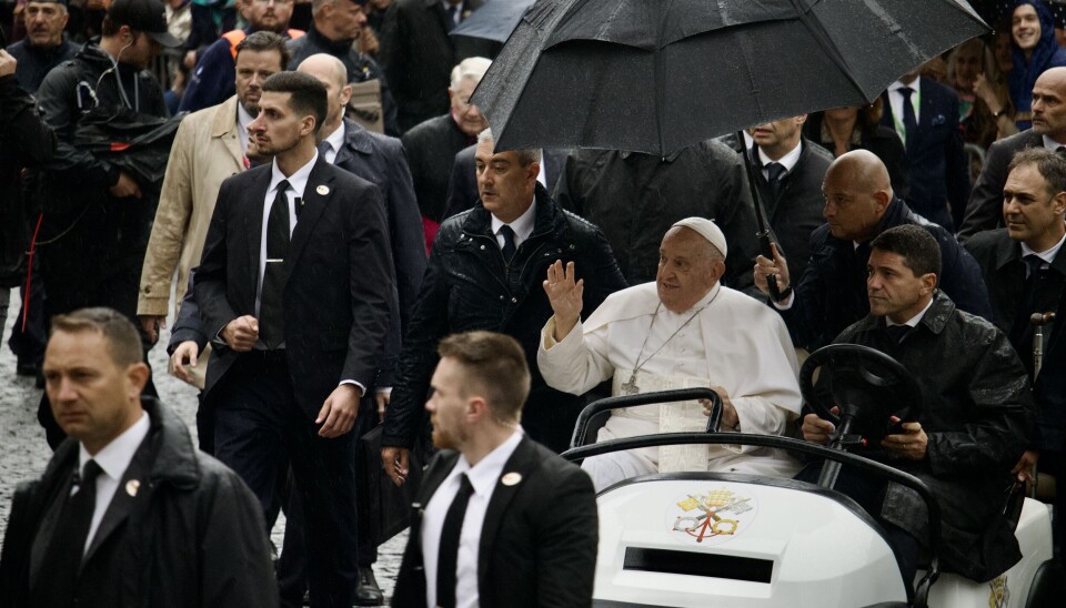 Live | Paus Franciscus verlaat Leuven na uitgebreide groet