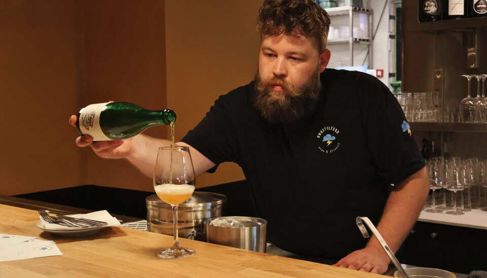 Fons schenkt glas in