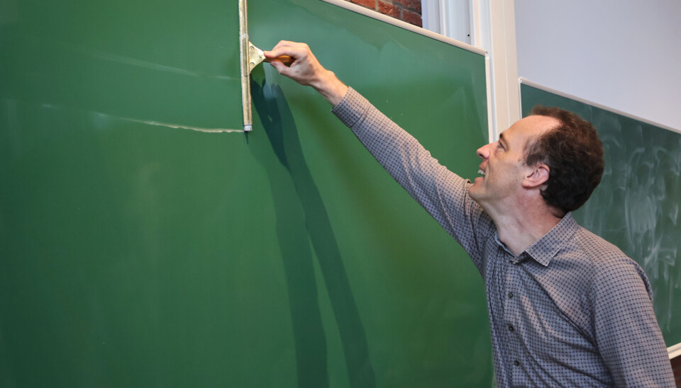 Professor Vaes demonstreert zijn kenmerkende afveegtechniek.