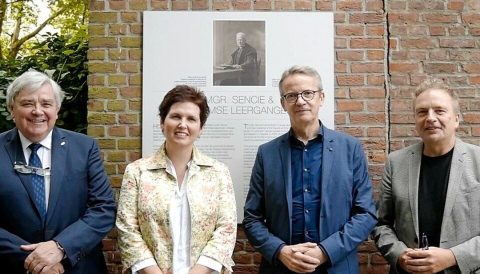 Aan het begin van dit academiejaar werd een gedenkbord ingehuldigd over Vlaamse Leergangen en Mgr. Sencie.