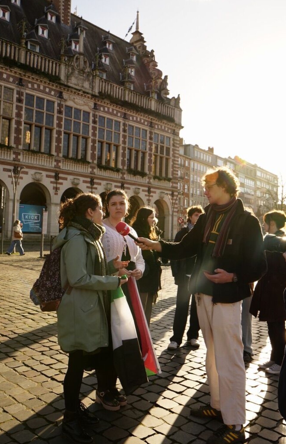 Student Febe: 'Ik snap dat mensen afhaken. Het is heel vermoeiend om constant al die ellende te zien op je scherm.'