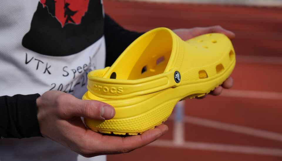 De gele Crocs.