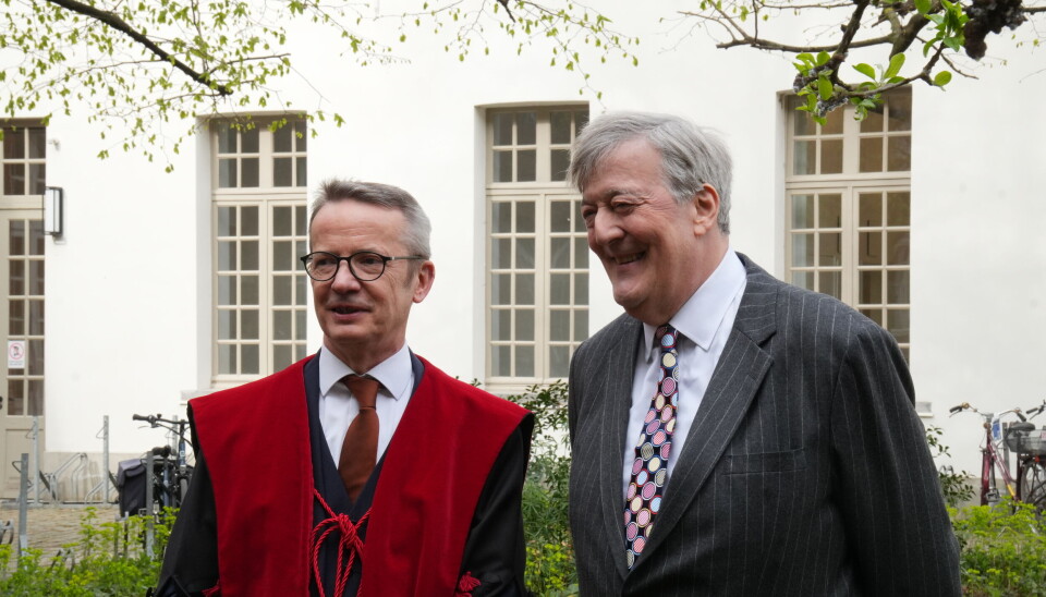 Sir Stephen Fry geëerd als eredoctor: 'Wetenschap draait om nederig zijn in confrontatie met de feiten'