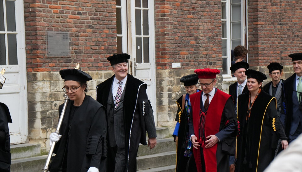 Sir Stephen Fry geëerd als eredoctor: 'Wetenschap draait om nederig zijn in confrontatie met de feiten'
