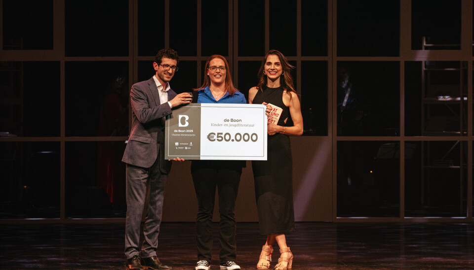 Aline Sax krijgt de prijs overhandigd door Mohamed Ridouani en Elisabeth Lucie Baeten.