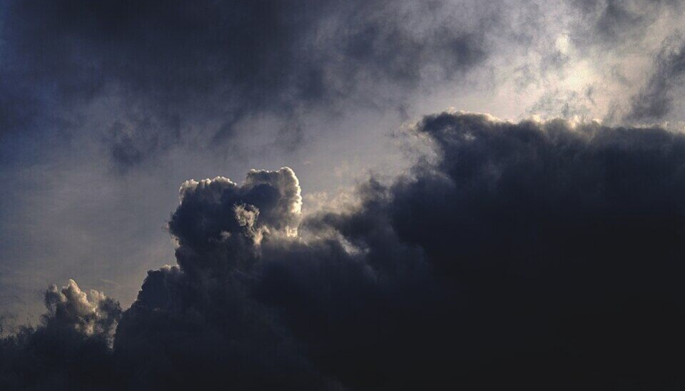 Donkere wolken boven de universiteit