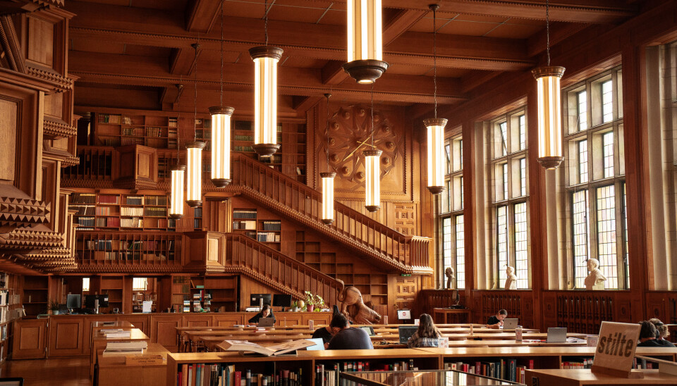 De houten bekleding en de rijen vol boeken in de Universiteitsbibliotheek zijn een lust voor het oog.