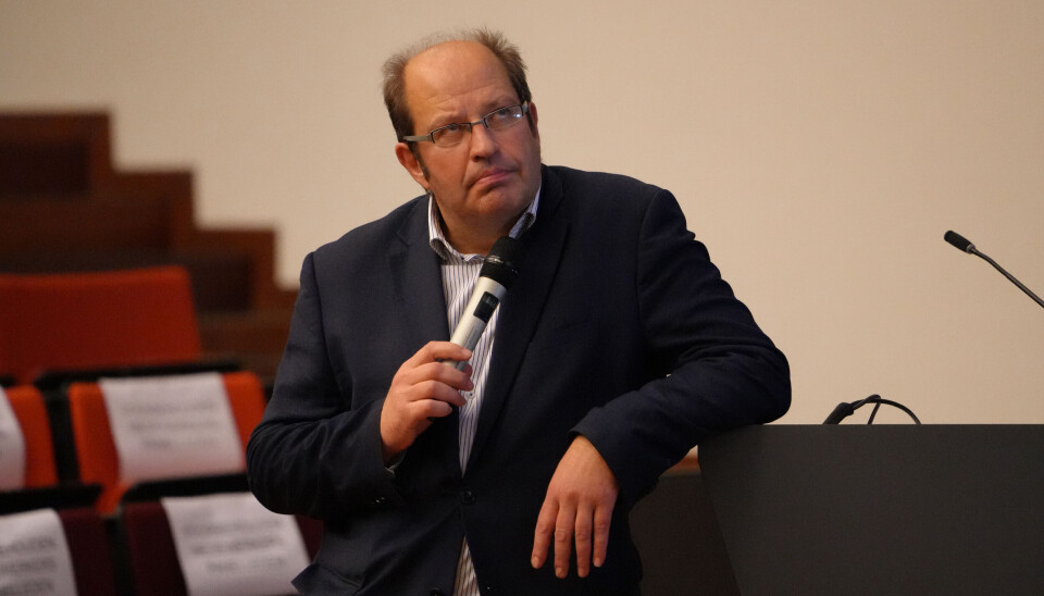 Marc Hooghe kijkt bedenkelijk tijdens het debat.