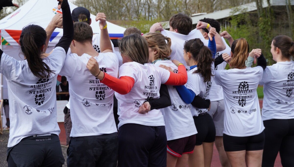 Studenten Rivor Survival of the Student groot succes ondanks regen: 'Je moet gewoon op ...