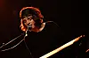 Gala Dragot zingend achter de piano
